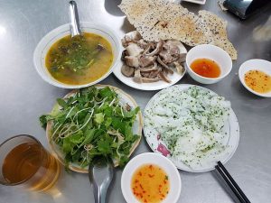 Bánh hỏi cháo lòng là món ăn độc đáo tại Đà Lạt