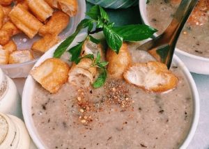 Bánh quẩy cháo lòng, sự kết hợp hoàn hảo cho bữa sáng