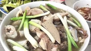 Cháo lòng đặc biệt với đa dạng món ăn kèm, giá hợp lý