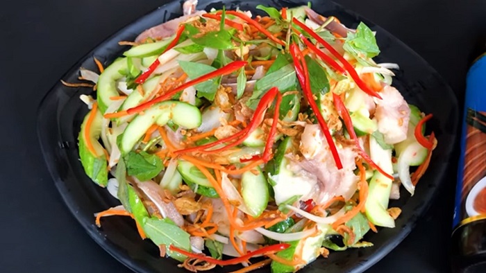Gỏi tai heo chua ngọt hấp dẫn, cuốn hút dân nhậu