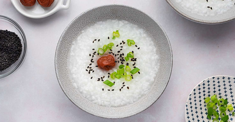 Thố cháo trắng nóng hổi ăn kèm cùng lòng, dồi sạch