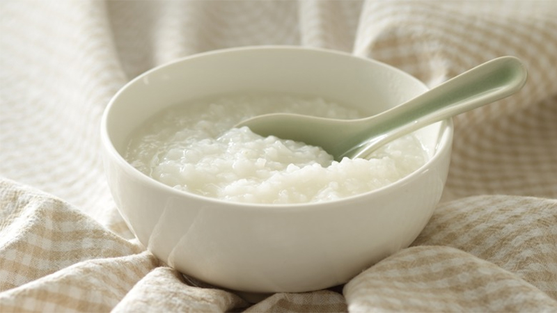 Thố cháo trắng nóng hổi ăn kèm cùng lòng, dồi sạch